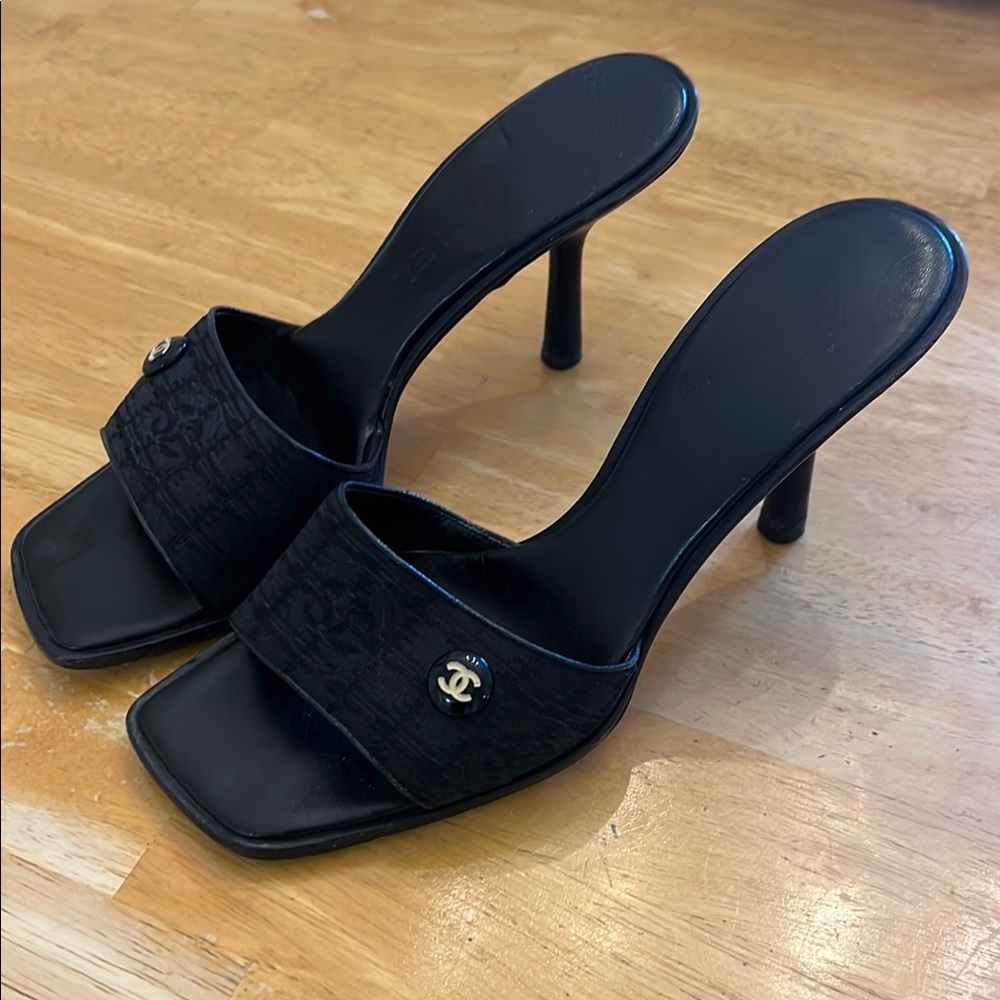 Chic Black Heeled Mules